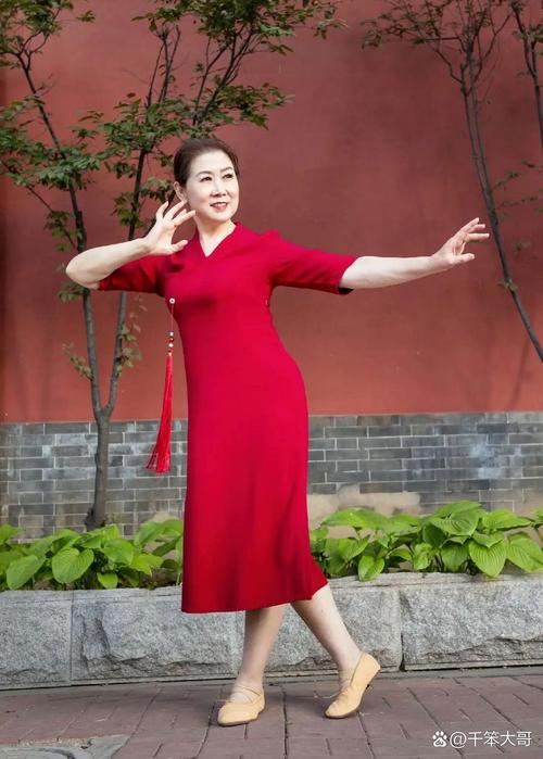 适合中年人跳的舞蹈女生-第1张图片-泰美艺术培训