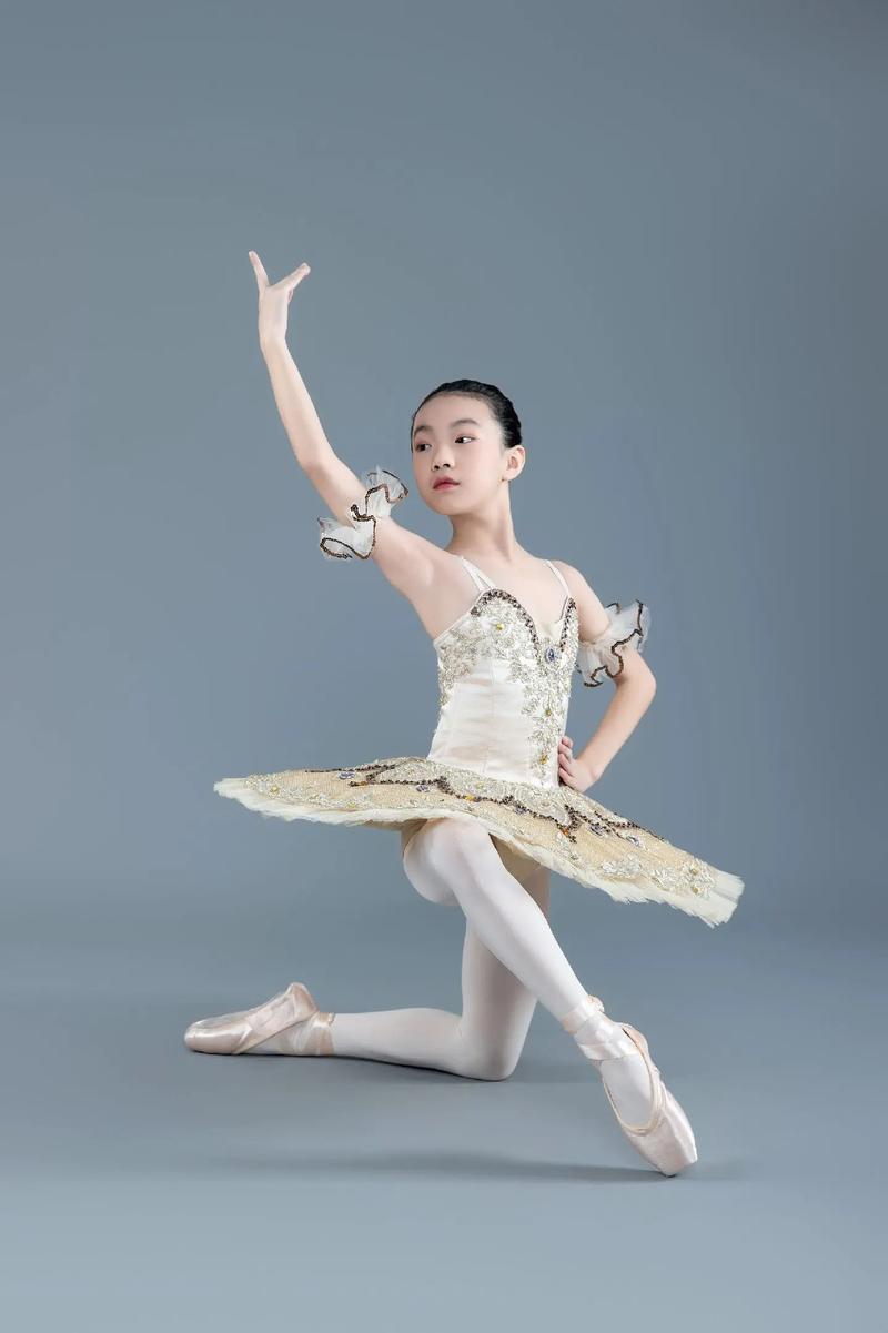 女孩学舞蹈,哪种更适合她?-第2张图片-泰美艺术培训 女孩学舞蹈,哪种更适合她?-第2张图片-泰美艺术培训