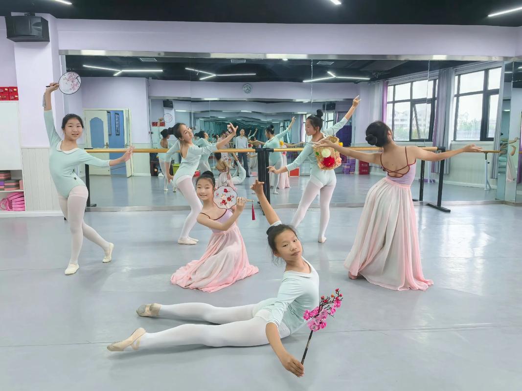 播表演专业学什么舞蹈最合适？-第1张图片-泰美艺术培训