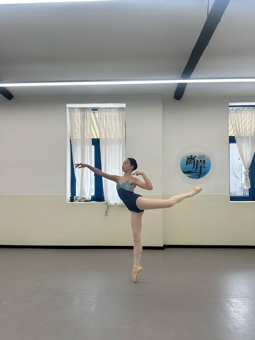 艺考舞蹈女生帮后腿图片引争议？-第1张图片-泰美艺术培训