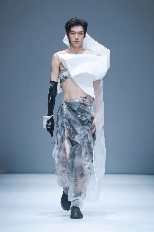 川美服装设计有何独特魅力？-第1张图片-泰美艺术培训