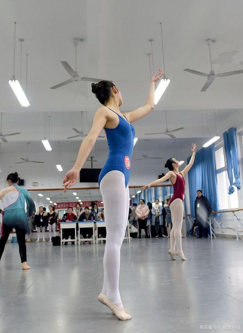 西北大学南校区南门舞蹈-第3张图片-泰美艺术培训