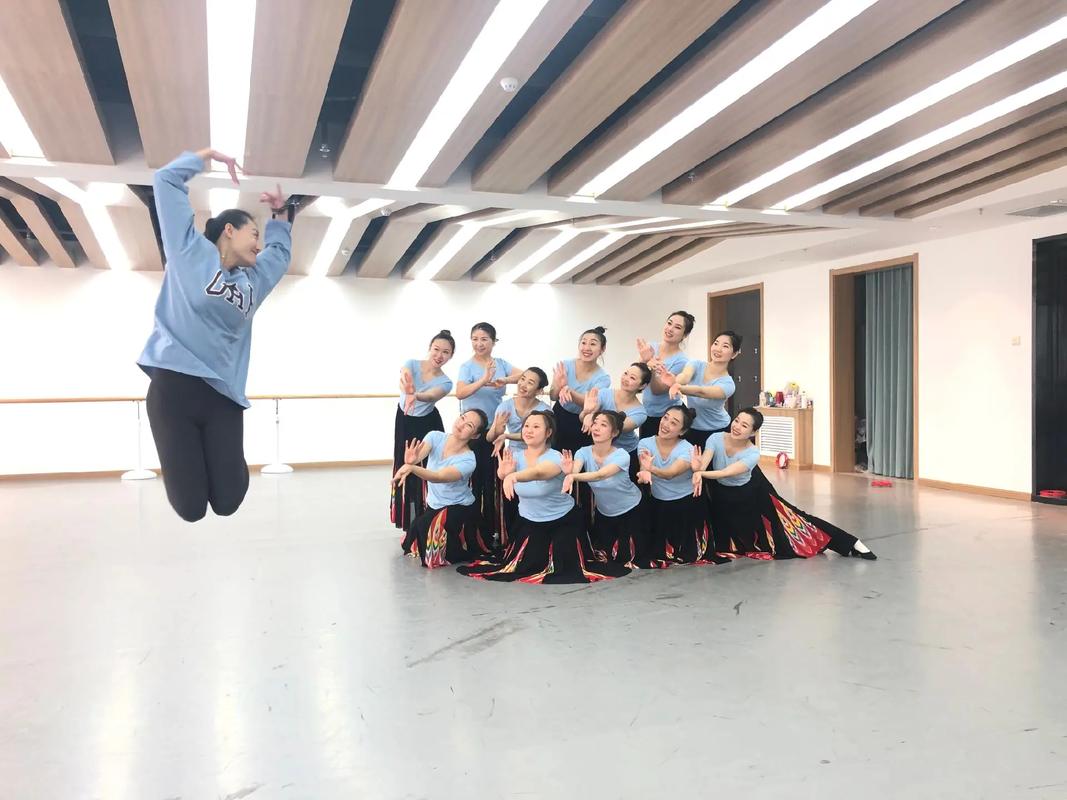 东北大学秦皇岛分校舞蹈有何特色?-第2张图片-泰美艺术培训 东北大学秦皇岛分校舞蹈有何特色?-第2张图片-泰美艺术培训