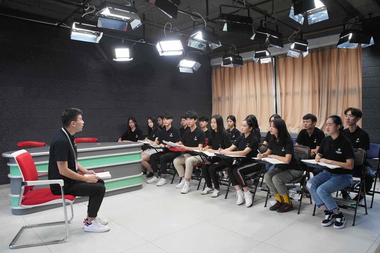 播音主持艺考培训班怎么选？-第1张图片-泰美艺术培训