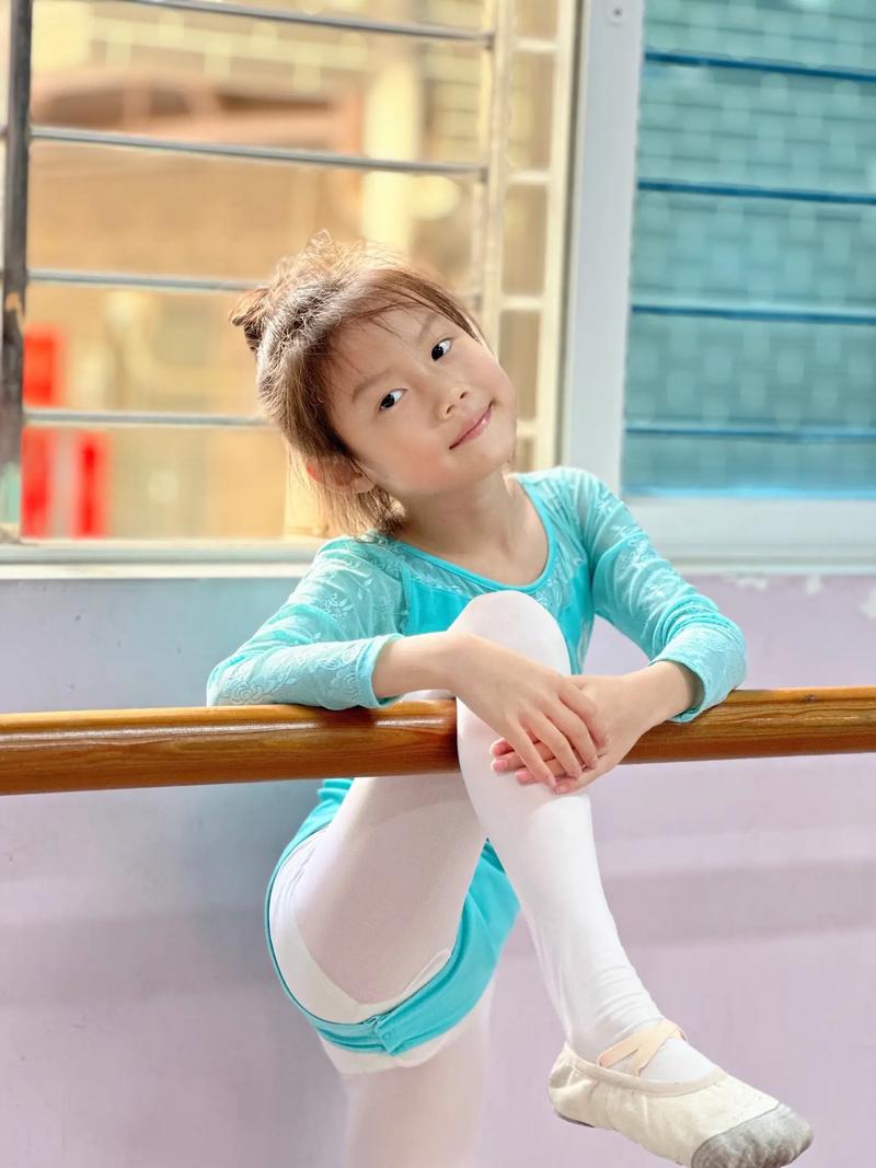 女孩学哪种舞蹈最能提升气质？-第1张图片-泰美艺术培训