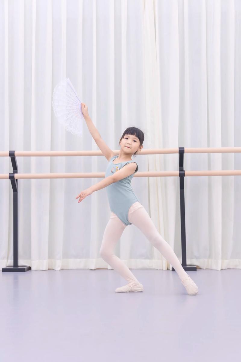 女孩学哪种舞蹈最能提升气质？-第3张图片-泰美艺术培训