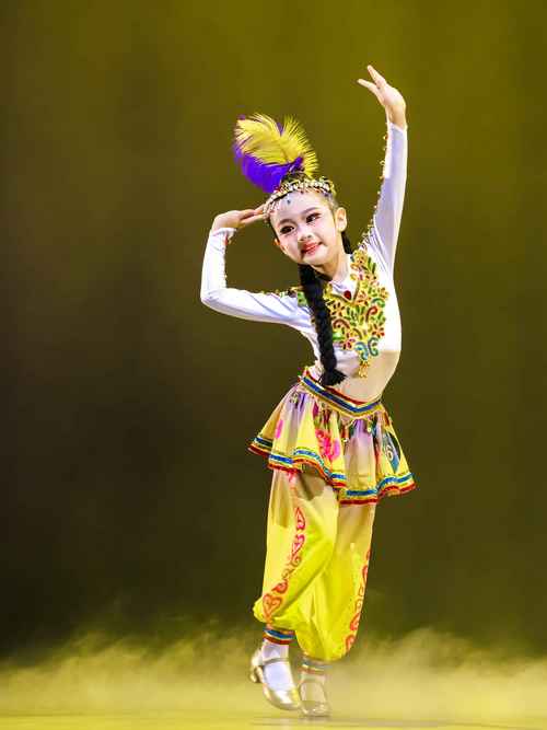 女孩学民族舞蹈几岁开始最合适？-第1张图片-泰美艺术培训